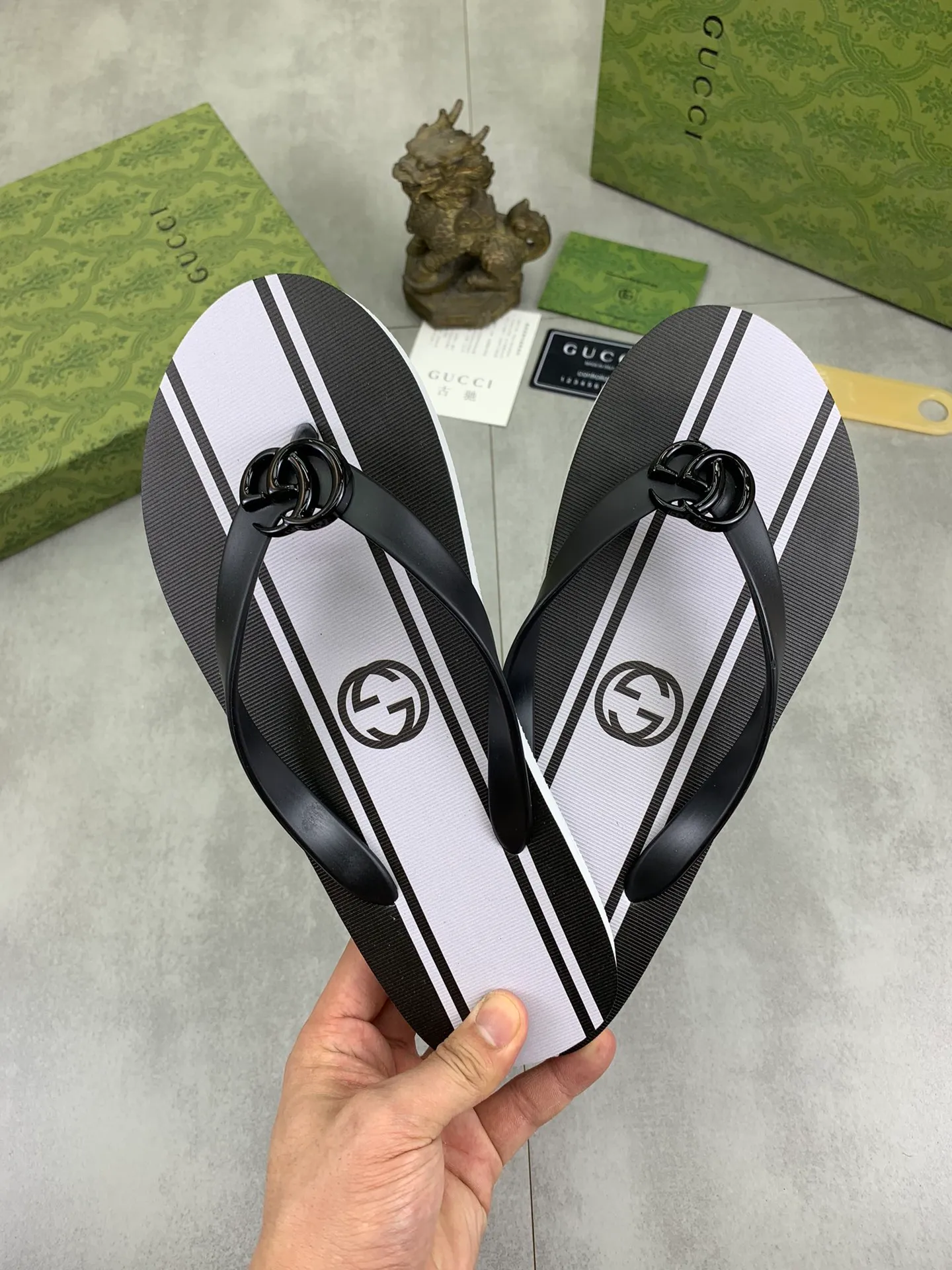 Men's men's shoes 💰P220💰【New style】🆘【GUCCI】Official website's popular Gucci adult couple 🧑‍🤝‍🧑 style, children's flip-flops are on sale at the counter simultaneously! Original fabric imported from Italy. Original bottom provided by the original factory. Size: Adult 36-45. Children’s size: 30-37. Multiple colors available.